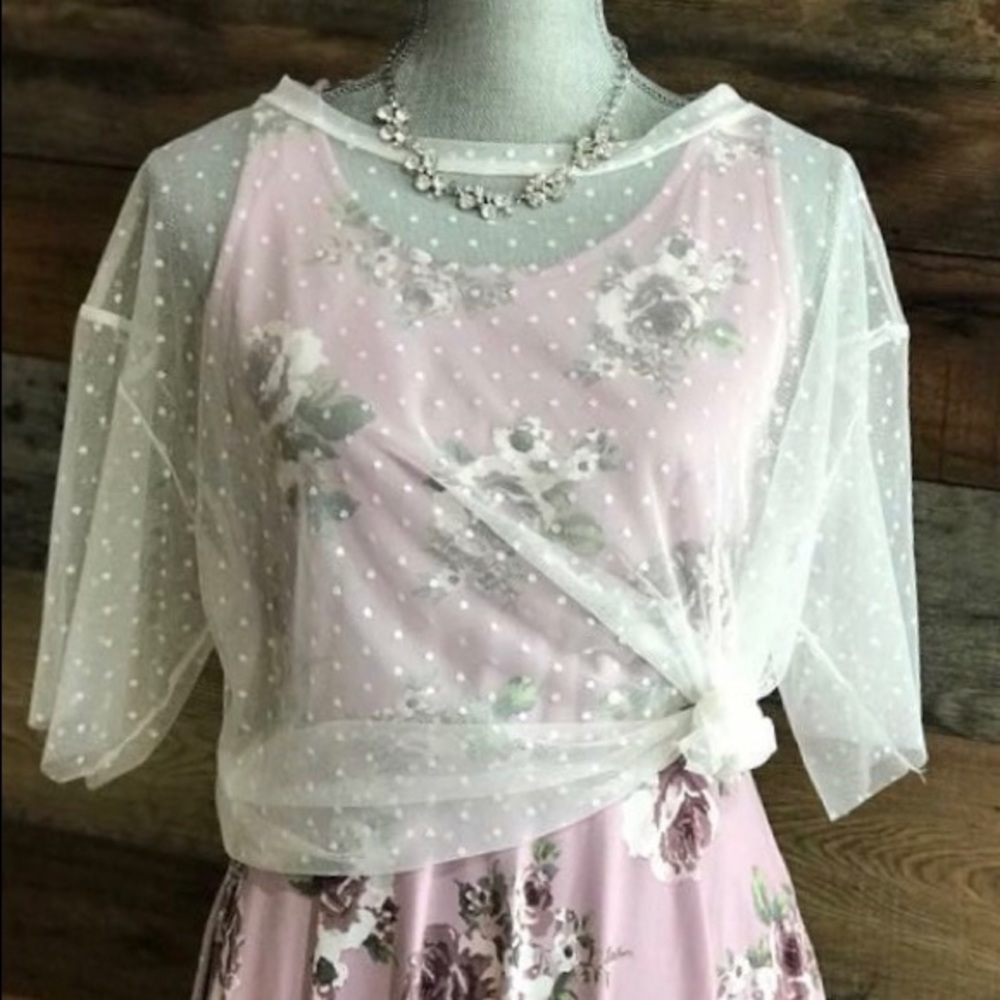 💲⬇️ Cream colored mesh top 💕